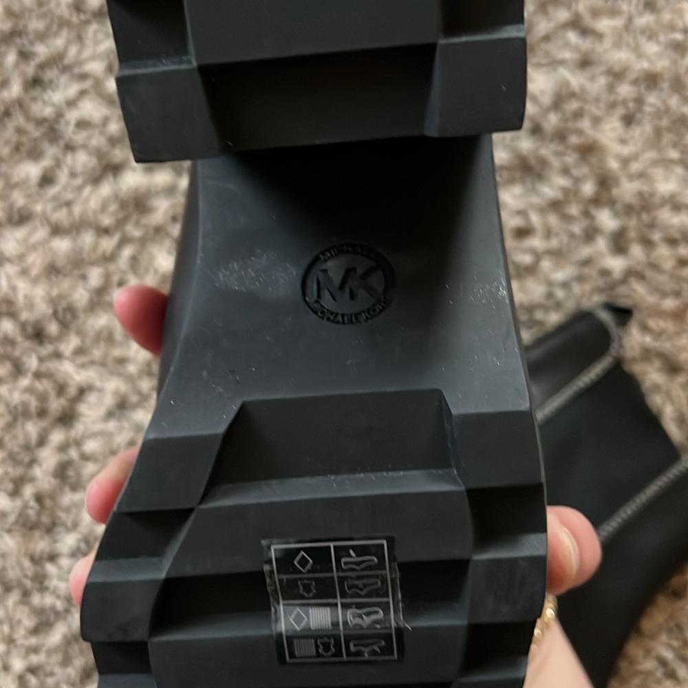 MICHAEL MICHAEL KORS Keisha Leather Lug Sole Chelsea Black Ankle Boots 9.5 - Picture 9 of 11